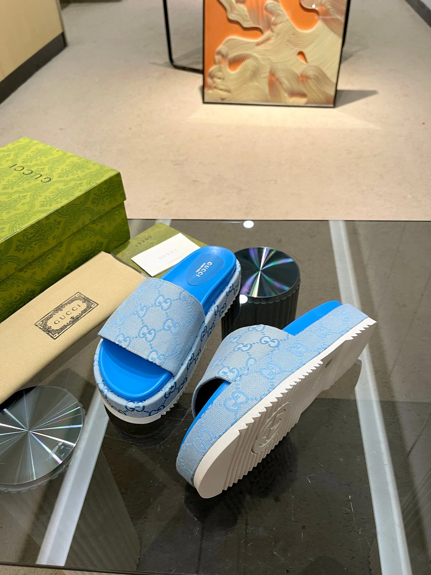 👟👟Ex-factory price 400👟👟 Shipped throughout the year, 200 colors] Gucci’s latest limited edition thick-soled slippers. Top quality for sale. Purchase genuine product for development. The material and workmanship are consistent with the original. Upper: original special printing process. Lining: dyed sheepskin. Outsole: Italian private model outsole. Size: 35-43M standard size. 41, 42, 43 are also customized and cannot be returned. Sole thickness: 5.5cm. Forefoot 4cm.